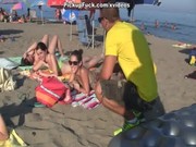 Горячая троица трахается на городском пляже
